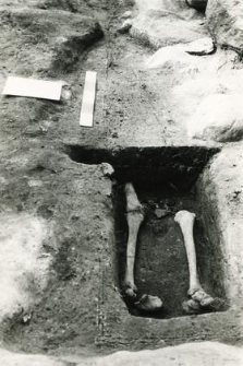Grób 1-89, widoczny profil poprzeczny grobu