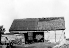 A barn with a formwork structure of walls