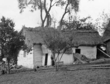 Post-and-plank cottage