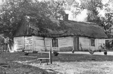 Post-and-plank cottage