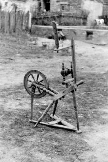 spinning wheel with a distaff