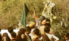 Paying homage to the pir (Iconographic document)