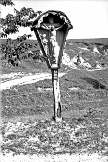 Wieś Petrył&oacute;w (Podole) : krzyż przydrożny pod wsią Petrył&oacute;w nad Dniestrem