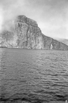 Spitsbergen : polska wyprawa glacjologiczna : widok na Wyspę Niedźwiedzią