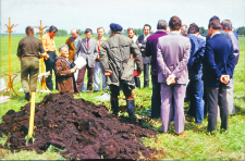 W czasie pobytu na Biebrzy - uczestnicy międzynarodowej konferencji organizowanej przez IMUZ na terenie Wizny. Wyjaśnień udziela dr Szuniewicz z Zakładu Badawczego "Biebrza"