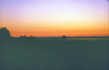 Zach&oacute;d słońca na końcu Wysokiego Grądu koło wsi Kapice