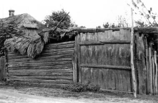 A one-mow log barn with one-sided gates