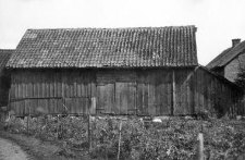 A barn with one threshing floor