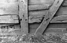 Post-and-plank barn