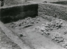 Skupisko kamieni oraz fragment kamiennego fundamentu kościoła (kolegiaty)