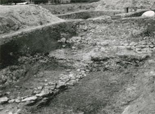 Odkrywanie kamiennych fundamentów kościoła (kolegiaty)