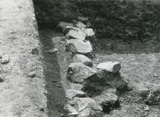 Fragment kamiennych fundamentów kościoła (kolegiaty) przy wschodniej ścianie wykopu