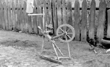 spinning wheel with a distaff