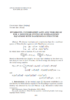 Invariants, conservation laws and time decay for a nonlinear system of Klein&ndash;Gordon equations with Hamiltonian structure