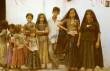 Portret kobiet i dzieci, kachchi rabari (Dokument ikonograficzny)