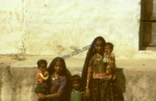 Dzieci i nastolatki, pasterze kachchi rabari (Dokument ikonograficzny)