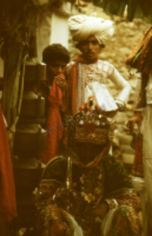 Pan młody i drużba z grupy pasterzy dheberiya rabari (Dokument ikonograficzny)