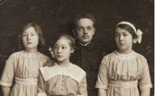 Janusz Domaniewski with his sisters