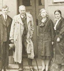 Jan Tur with assistants